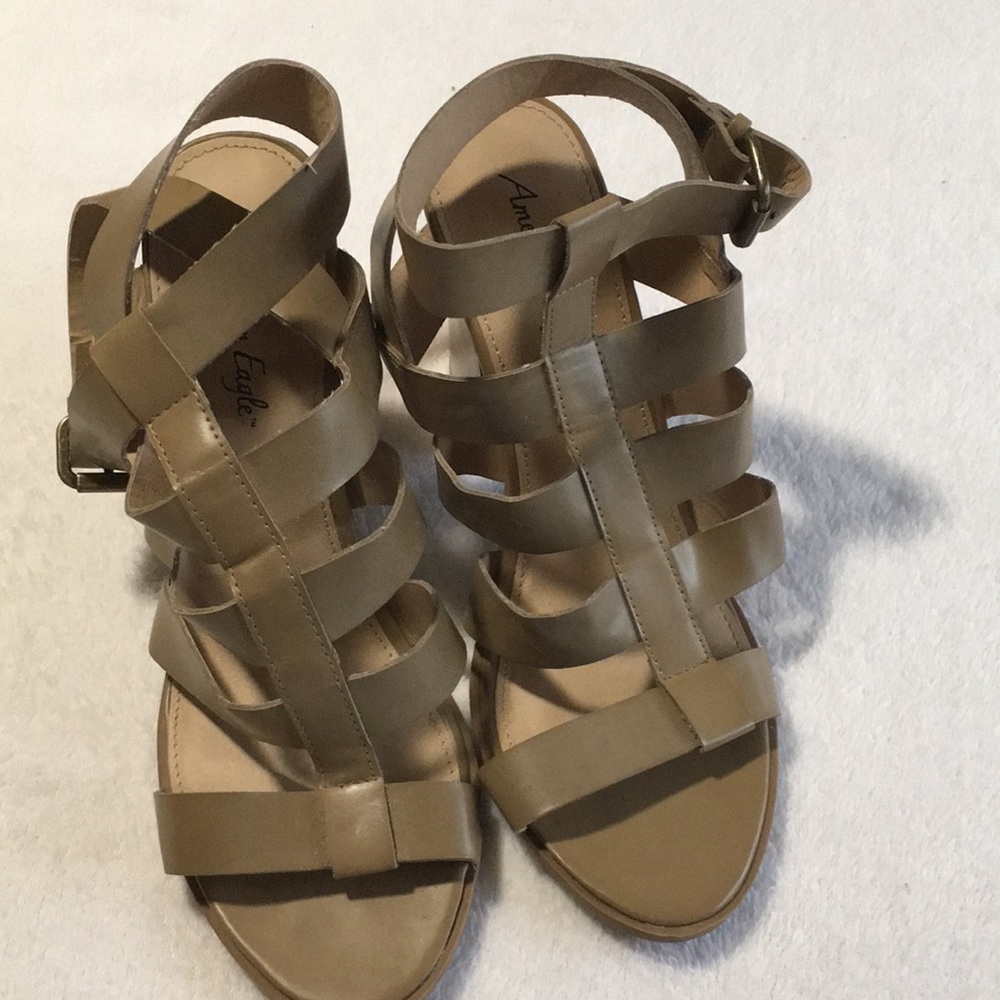 American Eagle woman’s tan ankle strap with buckle open toed sandal size 11